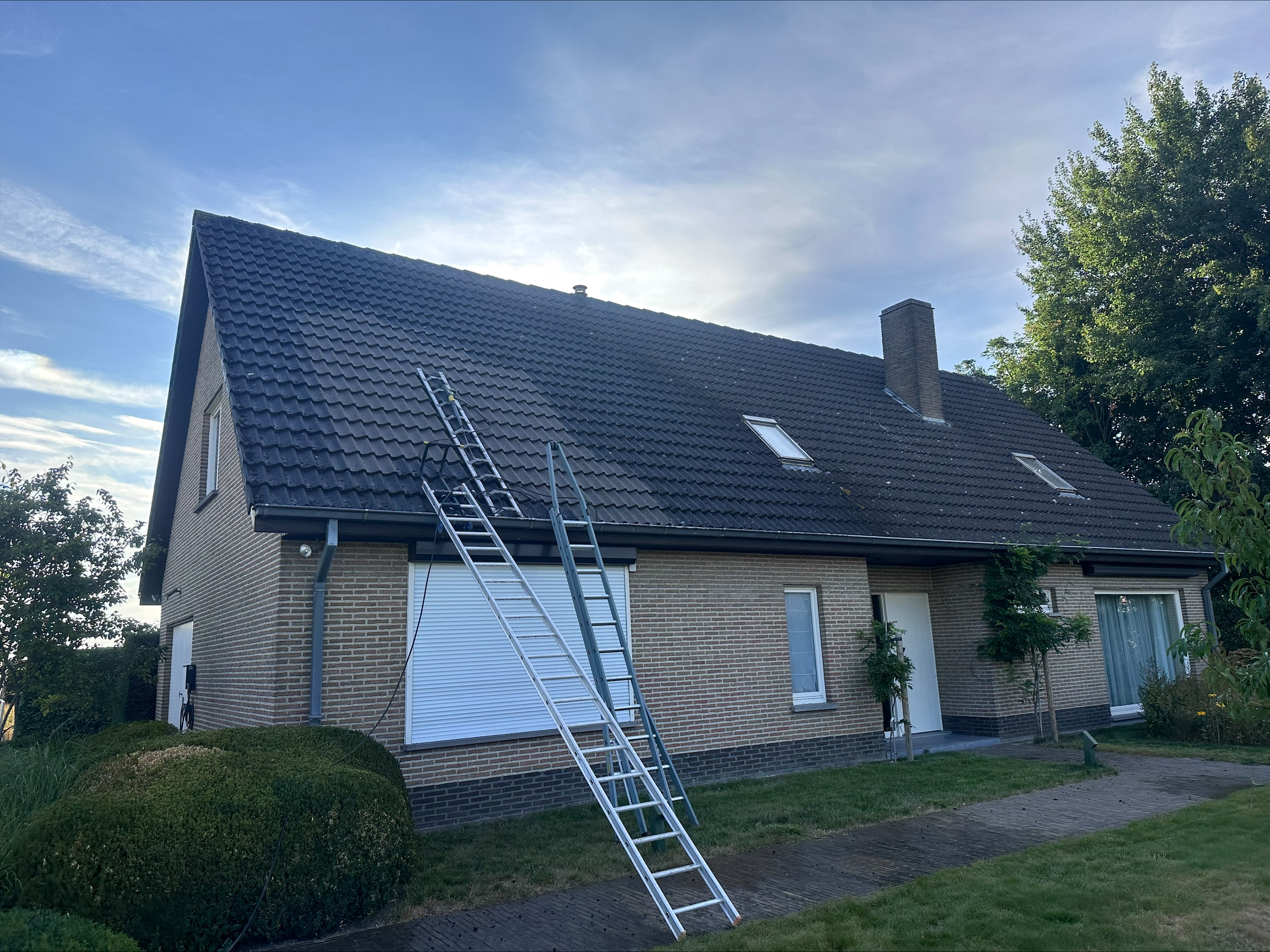 Vlaamse woning met gereinigd pannendak en werktrappen van Slosse Cleaning