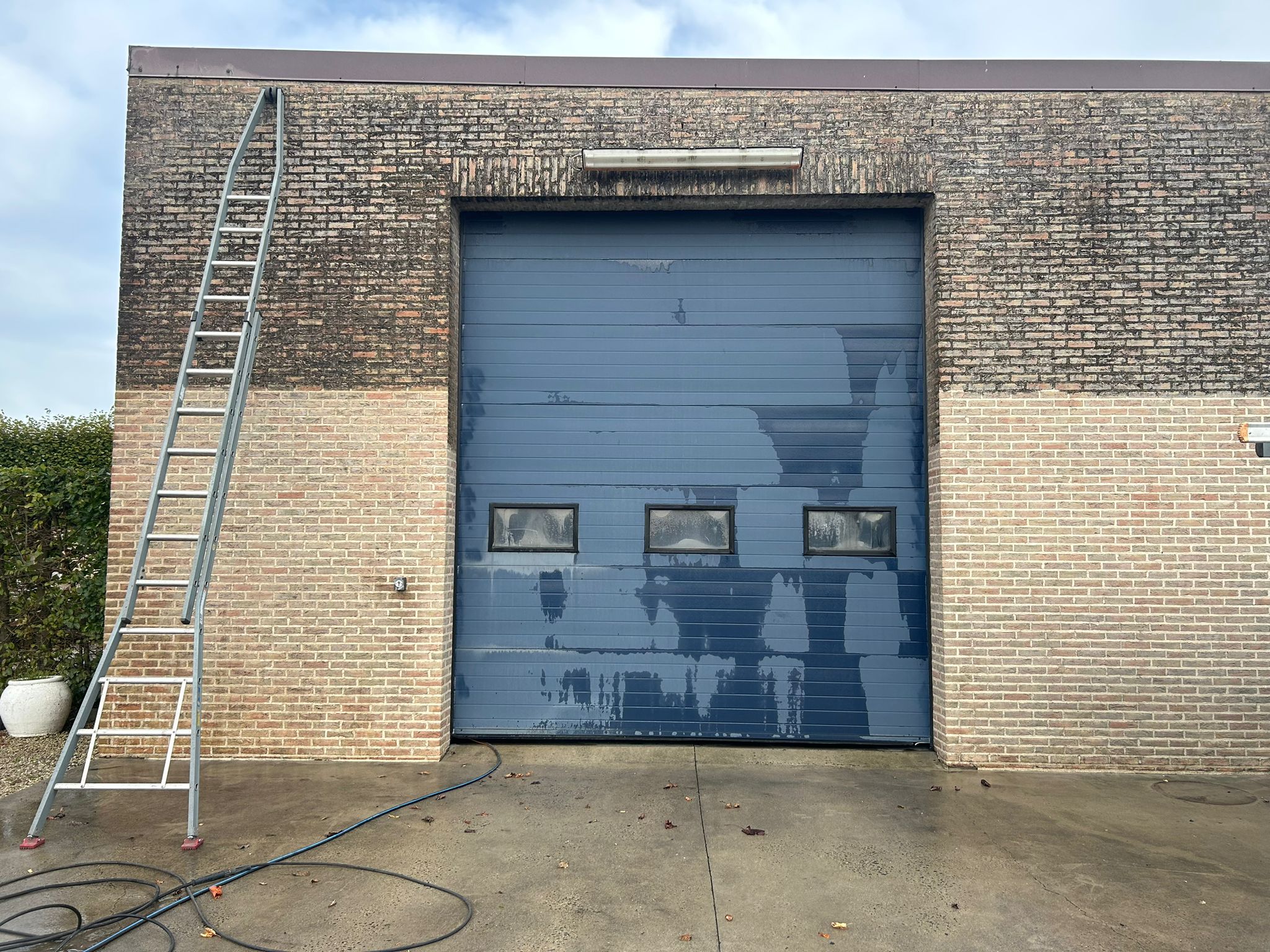 Bedrijfsgevel vóór reiniging door Slosse Cleaning